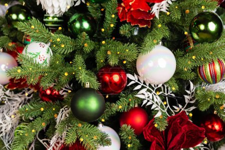 Foto de Decoraciones navideñas con bolas, guirnaldas y luces bokeh sobre el fondo del árbol de Navidad. Decoración de casa de vacaciones. Primer plano de bolas en el árbol de Navidad. - Imagen libre de derechos