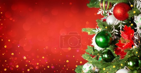 Foto de Árbol de Navidad con adornos y bolas sobre fondo rojo con luces bokeh. Feliz Navidad y una feliz tarjeta de felicitación de Año Nuevo. Fondo de vacaciones de invierno. - Imagen libre de derechos