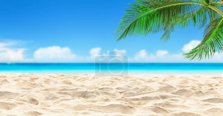 Foto de Hermosa playa de arena con cielo borroso y hojas de palma de coco. Panorama de playa tropical con arena blanca y agua turquesa. Viajes verano vacaciones fondo concepto. - Imagen libre de derechos