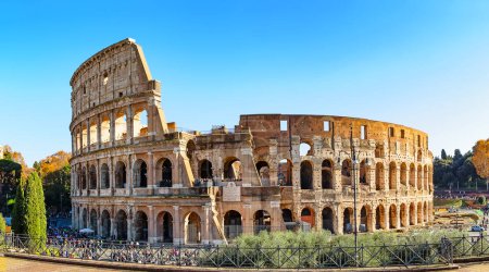 Foto de El Coliseo es una de las principales atracciones turísticas de Roma, Italia. Panorama de ruinas romanas antiguas, paisaje de la antigua ciudad de Roma. - Imagen libre de derechos