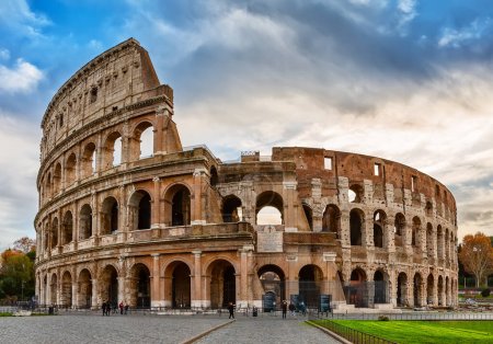 Foto de El Coliseo es una de las principales atracciones turísticas de Roma en Italia. Antiguas ruinas romanas, paisaje de la antigua ciudad de Roma. - Imagen libre de derechos