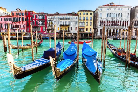Foto de Hermosa calle de agua Gran canal con góndolas en verano día brillante en Venecia, Italia. - Imagen libre de derechos