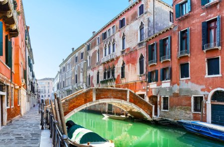 Foto de Calle tradicional del canal con botes y fachadas coloridas de casas antiguas en Venecia, Italia. - Imagen libre de derechos