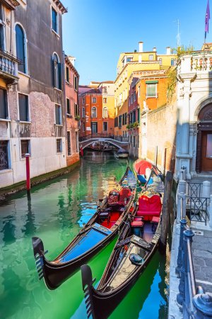 Foto de Góndolas tradicionales y puente sobre canal estrecho en Venecia, Italia. Arquitectura y punto de referencia de Venecia. - Imagen libre de derechos
