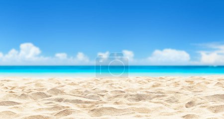Foto de Hermosa playa de arena blanca con cielo borroso como fondo de verano de vacaciones. Panorama de playa tropical con arena blanca y agua turquesa. Viajes verano vacaciones fondo concepto. - Imagen libre de derechos