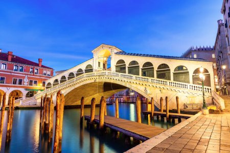 Foto de Famoso Puente de Rialto de Venecia en el Gran Canal en el crepúsculo, Italia. Imagen del paisaje urbano de Venecia, en Italia durante el amanecer con el Puente de Rialto. - Imagen libre de derechos