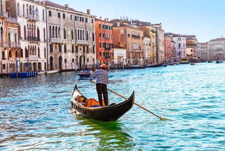 Foto de Tradicional góndola de Venecia en el Gran Canal de Venecia, en un hermoso día de verano, Italia. - Imagen libre de derechos