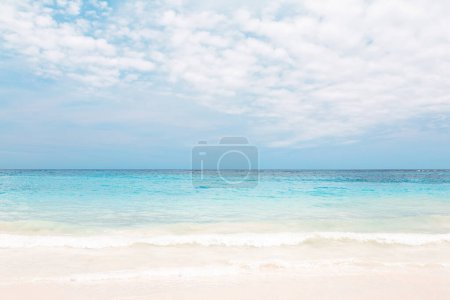 Foto de Hermosa playa de arena blanca con agua turquesa y cielo azul con nubes en Punta Cana, República Dominicana. Playa vacaciones verano fondo. - Imagen libre de derechos