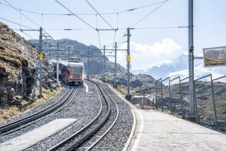 Téléchargez les photos : Train à crémaillère célèbre de Zermatt à Gornergrat, Suisse - en image libre de droit