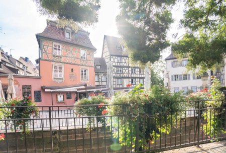 Téléchargez les photos : Colorful half-timbered houses in Colmar, Alsace, France - en image libre de droit