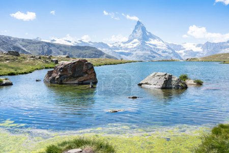 Foto de Alpine landscape mit famous Matterhorn peak and Stellisee, Zermatt,  Switzerland - Imagen libre de derechos