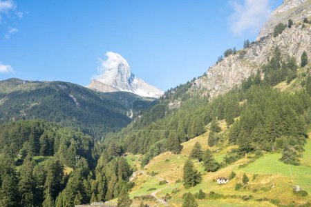Foto de Alpine landscape mit famous Matterhorn peak, Zermatt,  Switzerland - Imagen libre de derechos