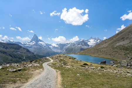 Foto de Alpine landscape mit famous Matterhorn peak and Stellisee, Zermatt,  Switzerland - Imagen libre de derechos