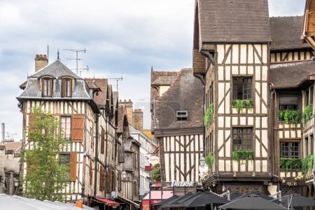 Téléchargez les photos : Maisons traditionnelles à colombages à Troyes, Champagne, France - en image libre de droit