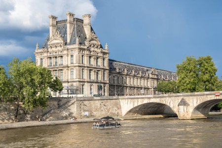 Foto de Museum Louvre in Paris, France. View from Seine river - Imagen libre de derechos