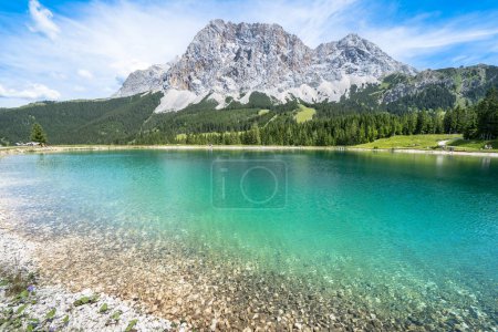 Foto de Ehrwalder Almsee - hermoso lago de montaña en los Alpes, Austria - Imagen libre de derechos