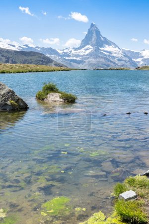 Téléchargez les photos : Alpine landscape mit famous Matterhorn peak and Stellisee, Zermatt,  Switzerland - en image libre de droit