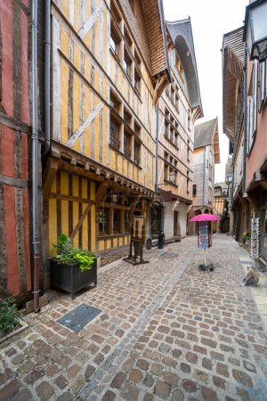 Foto de Casas tradicionales de entramado de madera en Troyes, Champagne, Francia - Imagen libre de derechos