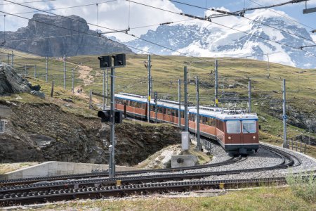 Téléchargez les photos : Train à crémaillère célèbre de Zermatt à Gornergrat, Suisse - en image libre de droit