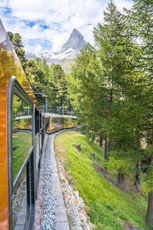 Foto de Famoso tren de rueda dentada de Zermatt a Gornergrat, Suiza - Imagen libre de derechos