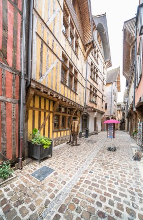 Foto de Casas tradicionales de entramado de madera en Troyes, Champagne, Francia - Imagen libre de derechos