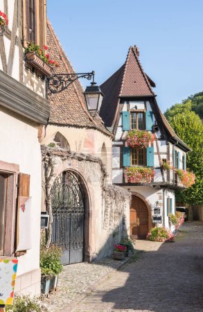 Téléchargez les photos : Colorful half-timbered houses in Kaysersberg, Alsace, France - en image libre de droit