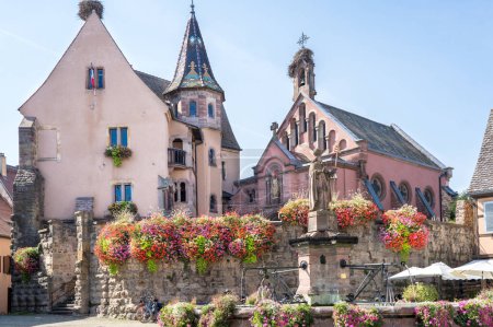 Téléchargez les photos : Maisons colorées à colombages à Eguisheim, Alsace, France - en image libre de droit