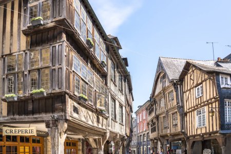 Téléchargez les photos : Anciennes maisons à colombages à Dinan, France - en image libre de droit