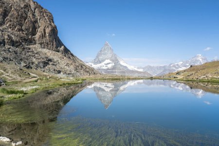 Foto de Matterhorn reflection in Riffelsee on a summer day, Zermatt, Switzerland - Imagen libre de derechos