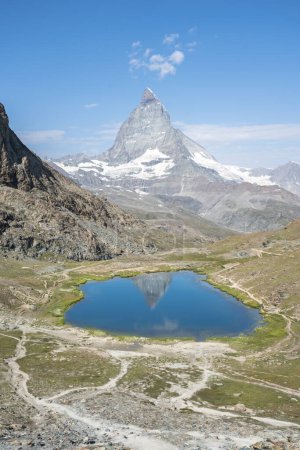 Foto de Matterhorn reflection in Riffelsee on a summer day, Zermatt, Switzerland - Imagen libre de derechos