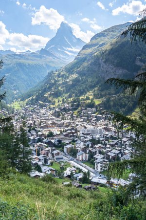 Téléchargez les photos : Vue aérienne sur Zermatt et Matterhorn Peak, Suisse - en image libre de droit