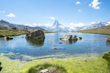 Téléchargez les photos : Alpine landscape mit famous Matterhorn peak and Stellisee, Zermatt,  Switzerland - en image libre de droit