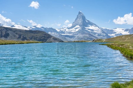Téléchargez les photos : Alpine landscape mit famous Matterhorn peak and Stellisee, Zermatt, Suisse - en image libre de droit
