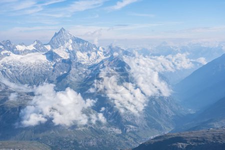 Foto de Beautiful alpine panorama view from Matterhorn, Switzerland - Imagen libre de derechos