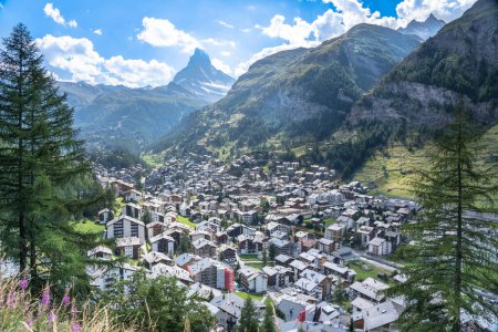 Téléchargez les photos : Vue aérienne sur Zermatt et Matterhorn Peak, Suisse - en image libre de droit
