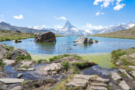 Téléchargez les photos : Alpine landscape mit famous Matterhorn peak and Stellisee, Zermatt, Suisse - en image libre de droit