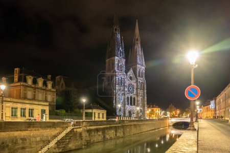 Téléchargez les photos : The Notre-Dame-en-Vaux - Roman Catholic church located in Chalons-en-Champagne, France - en image libre de droit