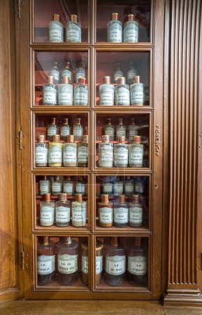 Foto de Antiguo gabinete de farmacia en los hospicios de Beaune, Francia - Imagen libre de derechos