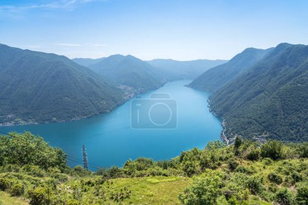 Panorama vista del Lago di Como (Lago de Como) cerca del pueblo Argegno, Italia