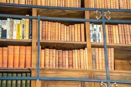 Foto de Antigua sección de la biblioteca en la mundialmente famosa Villa Balbianello, Lago Como, Italia - Imagen libre de derechos