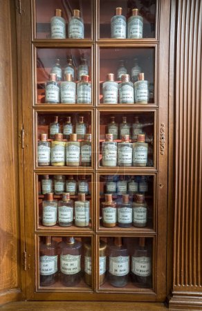 Foto de Antiguo gabinete de farmacia en los hospicios de Beaune, Francia - Imagen libre de derechos
