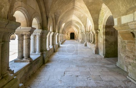 Téléchargez les photos : Célèbre abbaye cistercienne de Fontenay, France - en image libre de droit