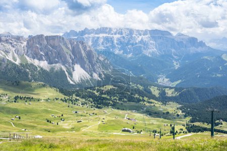 Foto de Famoso macizo del Grupo Sella en el verano, Tirol del Sur, Italia - Imagen libre de derechos