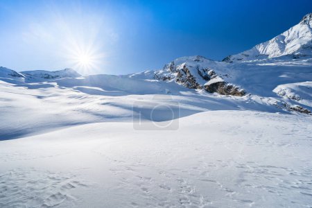 Téléchargez les photos : Montagne enneigée d'hiver Allalin, Saas-Fee, Suisse - en image libre de droit