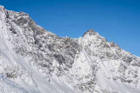 Célèbre massif montagneux avec Allalinhorn et Dom près de Saas-Fee en Suisse