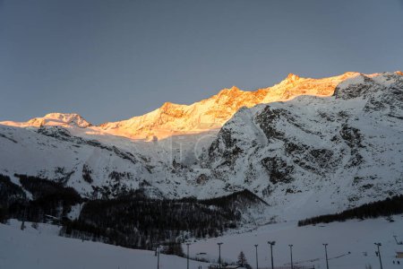 Téléchargez les photos : Les sommets de Taeschhorn, Dom et Suedlenz dans la chaîne de montagnes du Mischabel dans les Alpes au lever du soleil, Saas-Fee, Suisse - en image libre de droit