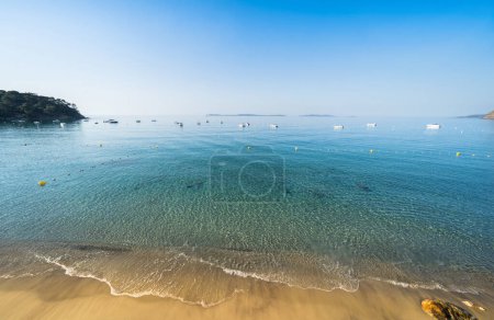 Téléchargez les photos : Célèbre Plage de Jean Blanc à l'eau turquoise sur la Côte d'Azur, France - en image libre de droit