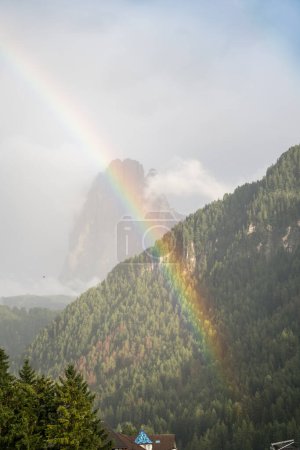 Regenbogen über dem Langkofel in den Dolomiten, Südtirol