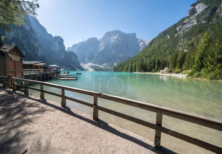 Foto de Lago Braies en las montañas Dolomitas, Tirol del Sur, Italia - Imagen libre de derechos