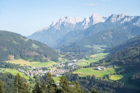 Téléchargez les photos : Vue panoramique panoramique sur la montagne idyllique des Dolomites, Tyrol du Sud, Italie - en image libre de droit